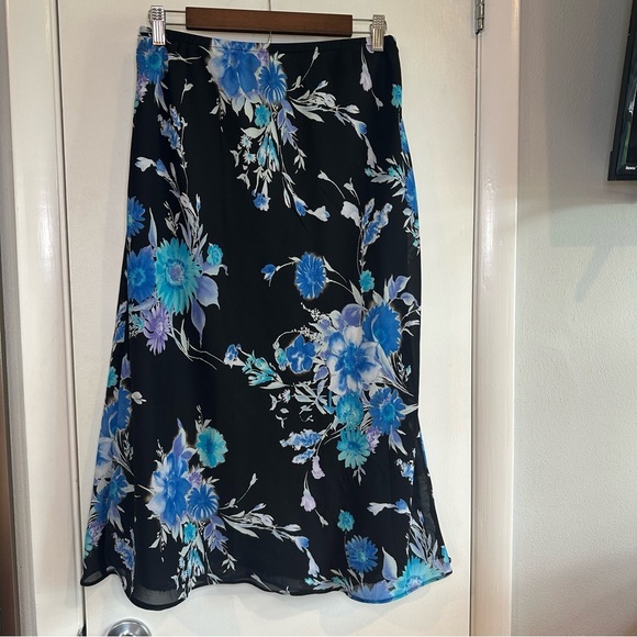 Studio I Y2K Set. Size: 12. Blue and Black Floral. - Picture 4 of 9